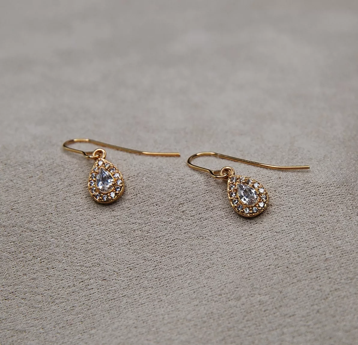 Ajoutez une touche de luxe à votre tenue avec ces boucles d'oreille en argent 925 plaqué or, fabriquées à la main par les artisans d'Alymis. Leur design élégant est le reflet de l'expertise française en matière de bijoux artisanaux.